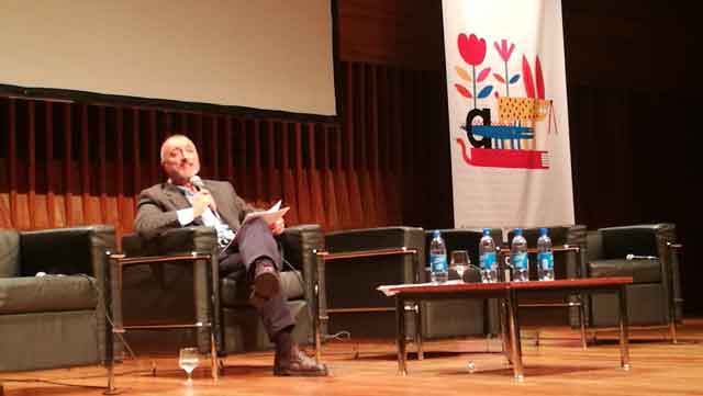  “Leer te permite amueblar el mundo que a veces no te gusta, con aquello que te gusta”..