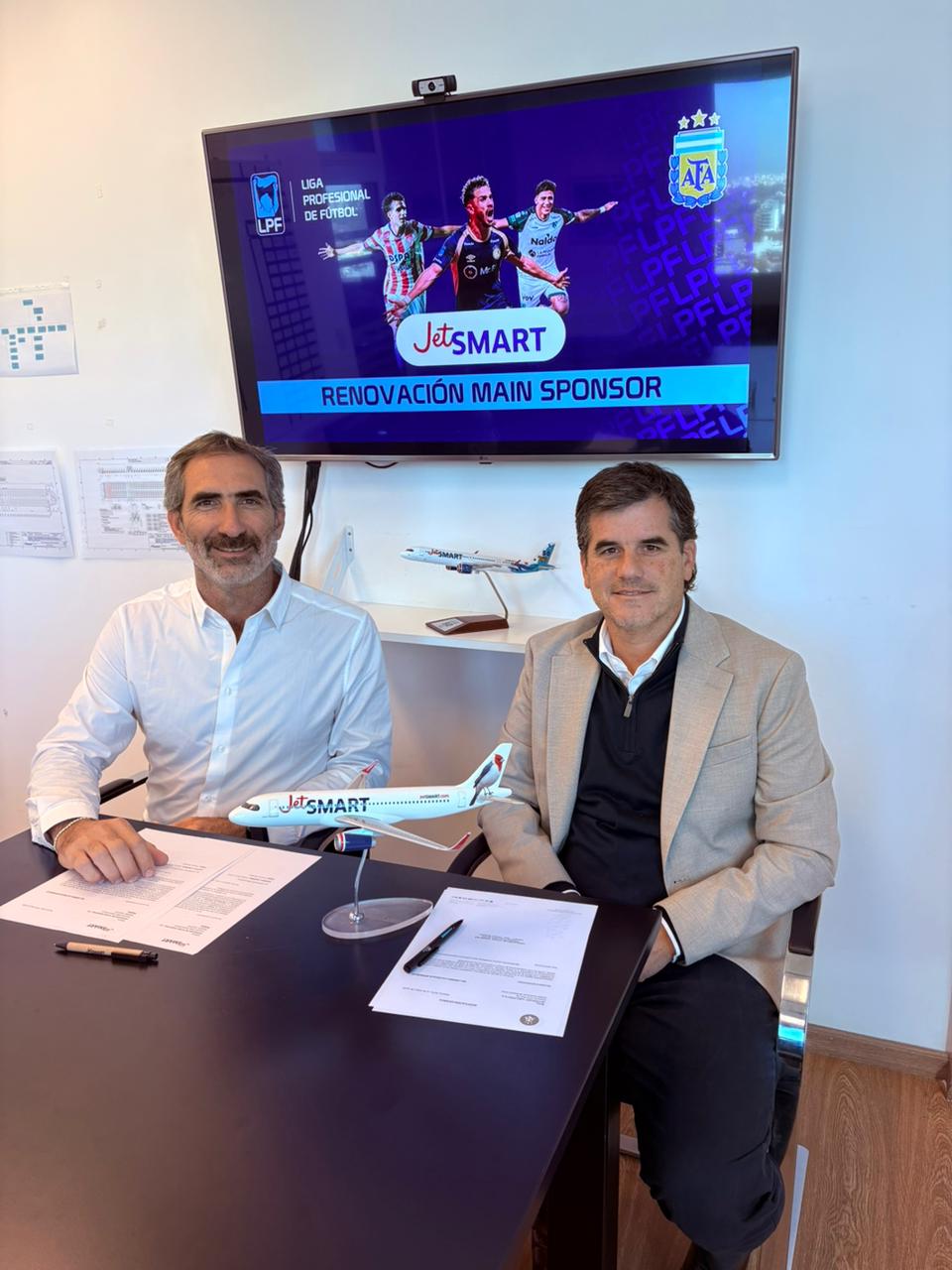 Gonzalo Pérez Corral, Country Manager de JetSMART en Argentina; Francisco Duarte, CEO de la Liga Profesional de Fútbol (LPF) de la AFA